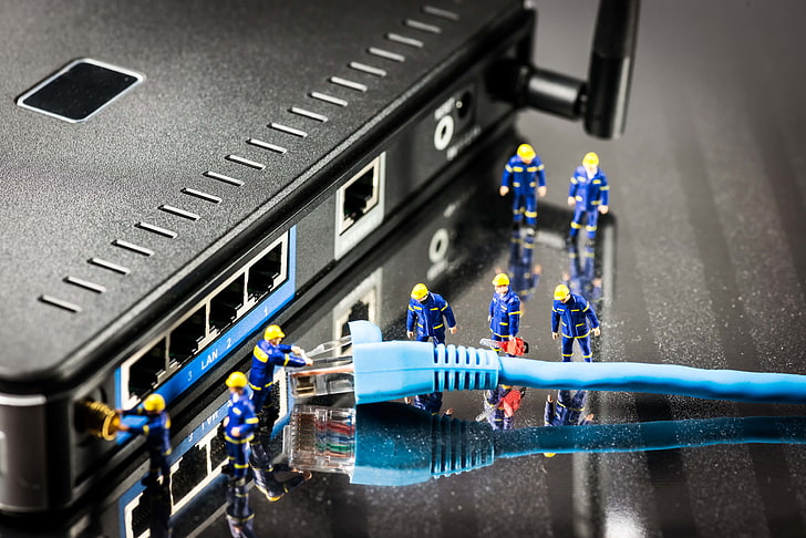 син Ethernet кабел и черен безжичен рутер, връзка, диагностика, размазване, кабел, интернет, връзка, фигури, хай-тек, боке, инженери, тапети., технология, програмисти, мрежа, рутер, Wi-fi, HD тапет