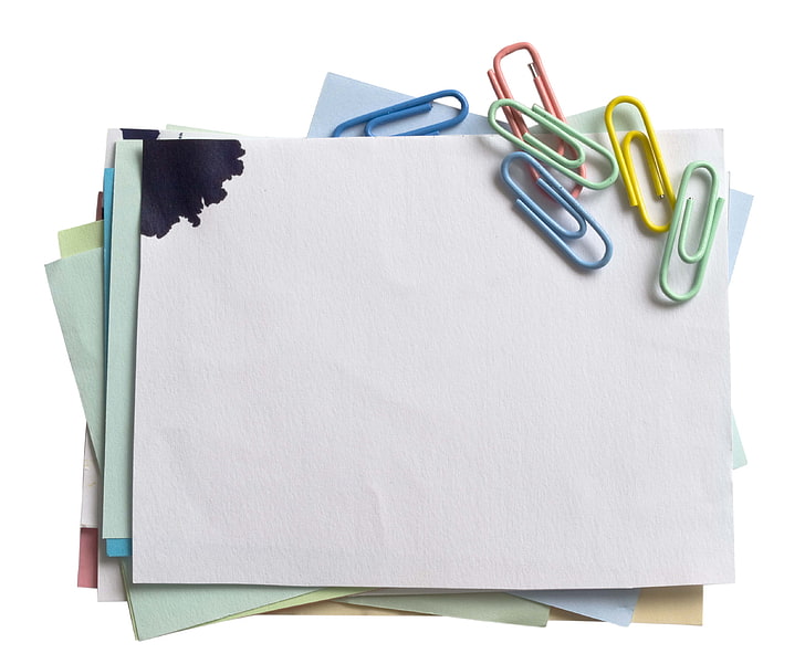 Büroklammern in verschiedenen Farben und Stapel Druckpapiere, Papier, Heftklammern, Blätter, weißer Hintergrund, HD-Hintergrundbild