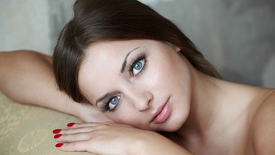 женщины, модель, брюнетка, длинные волосы, лицо, портрет, смотрит на зрителя, Дарья Коновалова, голубые глаза, голые плечи, макияж, красные ногти, руки, HD обои HD wallpaper