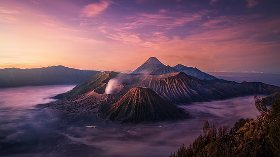 ハイランド、火山、活火山、火山、インドネシア、ブロモ山、紫の空、紫の風景、国立公園、地平線、成層火山、空、朝、雲、火山地形、現象、日の出、ブロモテンガースメル国立公園、雰囲気、山、夜明け、 HDデスクトップの壁紙 HD wallpaper