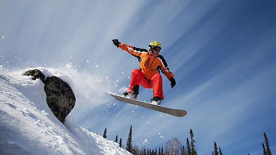 Kar dağ snowboard sporu, erkek turuncu snowboard kıyafeti ile beyaz tahta snowboard, kar, dağ, snowboard, spor, HD masaüstü duvar kağıdı HD wallpaper