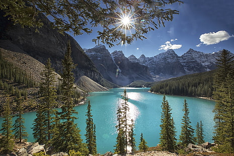 Moraine Lake, Alberta, Canada, soleil, Canada, rochers, ciel, nuages, forêt, arbres, montagnes, Alberta, lac, Moraine Lake, Fond d'écran HD HD wallpaper