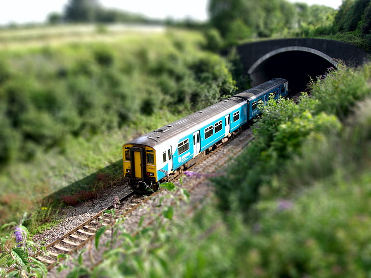 turkusowo-biały pociąg parowy, pociąg, przyroda, niewyraźne, tilt shift, zabawki, Tapety HD
