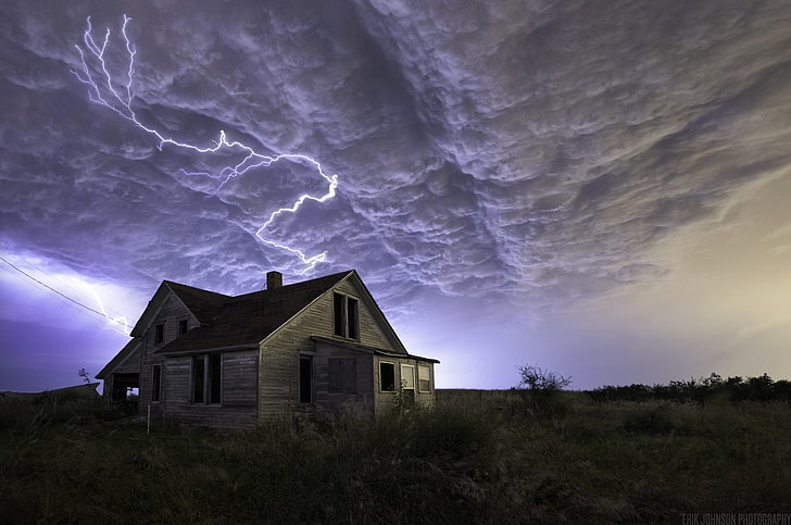 brunt och vitt betonghus, Nebraska, blixtar, moln, natur, stuga, himmel, storm, HD tapet