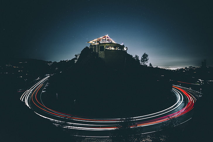 Замедленная съемка дома на вершине холма рядом с дорогой в ночное время, ночью, звезды, дом, свет тропы, Лос-Анджелес, длительная выдержка, HD обои