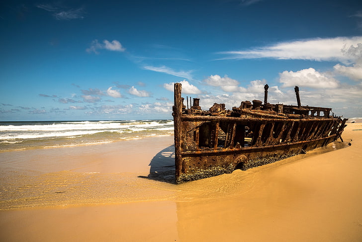 brun skeppsbrott foto, strand, hav, moln, blå, himmel, båt, sand, HD tapet