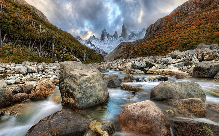 Gebirgsfluss in Argentinien, graues Flusssteinlos, Südamerika, Argentinien, Berg, Fluss, Wald, Felsen, Wildnis, Patagonia, HD-Hintergrundbild