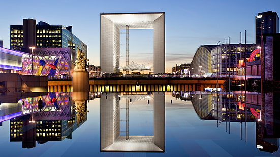 schwarzer und brauner Holztisch, Stadtbild, Reflexion, Gebäude, Lichter, Paris, La Défense, HD-Hintergrundbild HD wallpaper