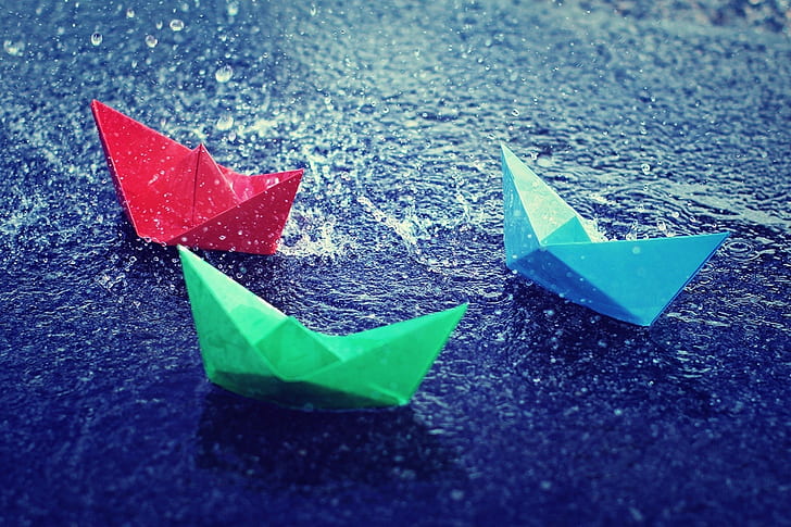 бумажные кораблики, вода, капли воды, брызги, лужа, дождь, голубой, зеленый, красный, HD обои