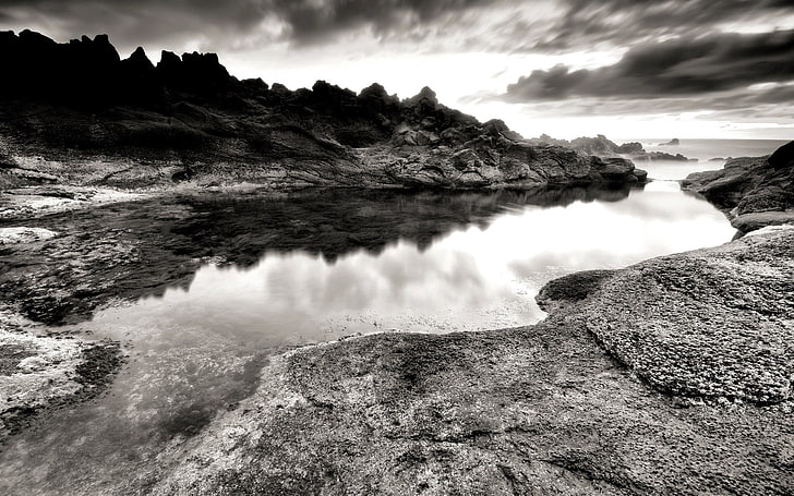 río y cordillera, mar, piedras, costa, rocas, desaliento, blanco y negro, Fondo de pantalla HD