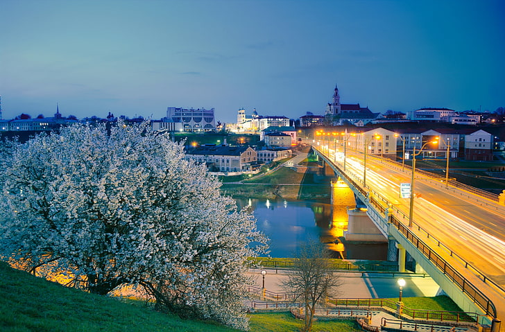 グロドノ、白とベージュの橋、季節、春、都市、夜、橋、川、木、ベラルーシ、夜、 HDデスクトップの壁紙