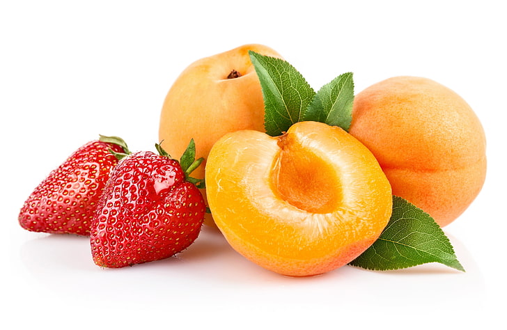 赤いイチゴと丸いオレンジ色の果物、アプリコット、イチゴ、果物、熟した、 HDデスクトップの壁紙