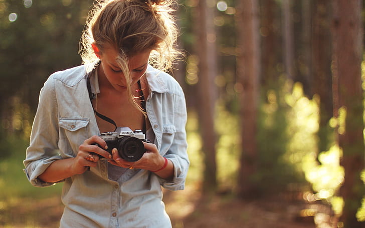 блондинки женщины лесные фотоаппараты макро фотография фотоаппарат рубашка расстегнутый фотограф 2560x160 Природа Леса HD Арт, женщины, блондинки, HD обои