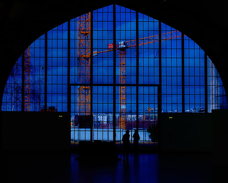 две женщины внутри здания, стоящие перед желтой тростью, искусственные, синие, две женщины, здание, желтые, трость, Берлин, архитектура, окно, стекло - Материал, люди, построенные Структура, отражение, силуэт, HD обои