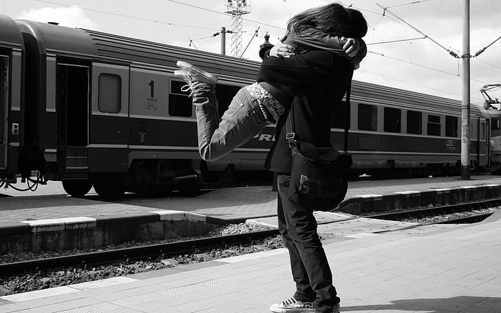 photo en niveaux de gris de couple étreignant devant le train, monochrome, véhicule, train, femmes, hommes, Fond d'écran HD