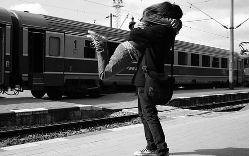 foto in scala di grigio delle coppie che abbracciano davanti al treno, monocromatico, veicolo, treno, donne, uomini, Sfondo HD HD wallpaper