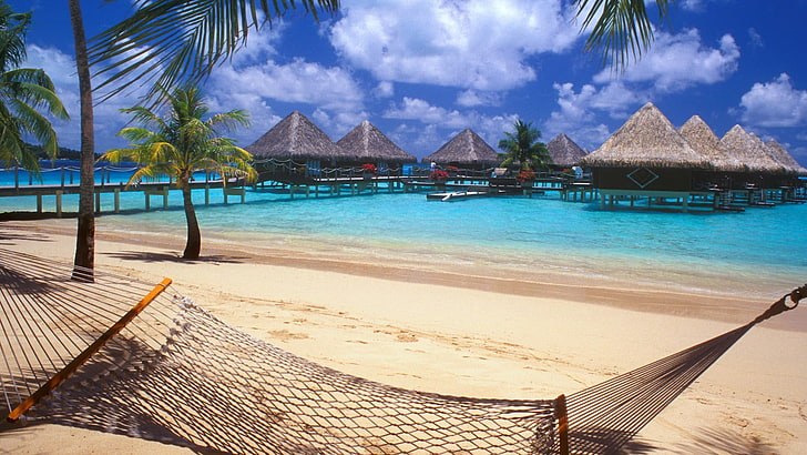 hamaca tejida negra, Bora Bora, Tahití, resort, playa, hamacas, palmeras, arena, mar, vacaciones, tropical, pasarela, bungalow, naturaleza, paisaje, Fondo de pantalla HD