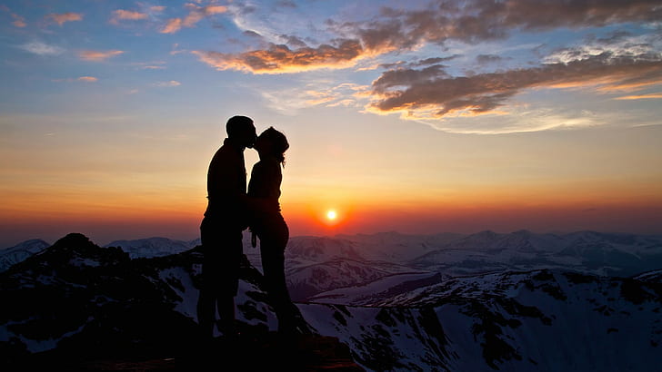 Sonnenuntergang Kuss in den Bergen, küssendes Paar, Paar, Liebe, Kuss, Umarmung, Mädchen, Junge, Frau, Mann, Sonnenuntergang, Sonne, Berge, Schnee, Wolken, Himmel, HD-Hintergrundbild