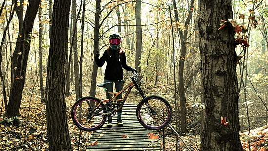 산악 자전거, 자전거를 타는 여성, 헬멧, 자전거, HD 배경 화면 HD wallpaper