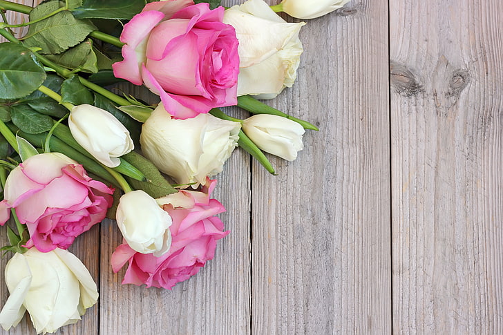 kompozycja z białych i różowych róż, kwiaty, róże, drewno, bukiet, Tapety HD