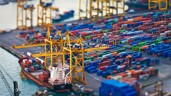 التصوير الجوي للرافعة الصفراء ، مصغر LEGO للميناء ، تحول الإمالة ، الرصيف ، البضائع ، سفينة الحاويات، خلفية HD