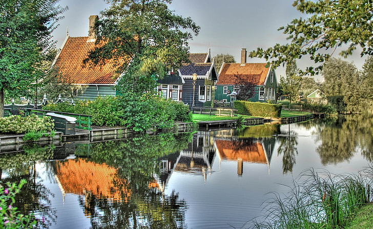 Maisons hollandaises, maison en bois brun et vert, Europe, Pays-Bas, paysage, Hollande, maisons, réflexion, hdr, Fond d'écran HD