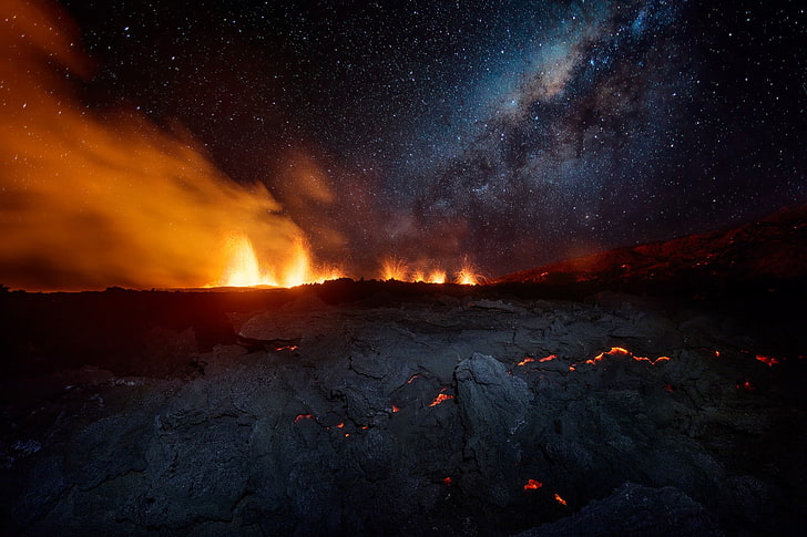 الحمم البركانية ، المناظر الطبيعية ، البركان ، الثوران ، السماء ، الحمم البركانية ، الجزيرة ، الدخان ، الليل ، الصخور ، النار، خلفية HD