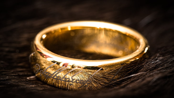 złoty pierścionek, złoty pierścionek na brązowej drewnianej powierzchni, Władca Pierścieni, pierścienie, głębia ostrości, Jedyny pierścień, makro, Tapety HD