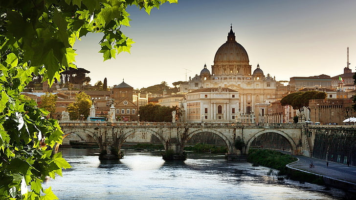kuil putih dan coklat, lanskap kota, arsitektur, Roma, Italia, bangunan tua, pohon, katedral, jembatan, sungai, dinding, sinar matahari, Wallpaper HD