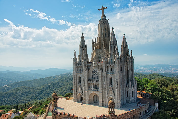 cathédrale de béton gris, le ciel, arbres, colline, église, architecture, Espagne, Barcelone, Fond d'écran HD