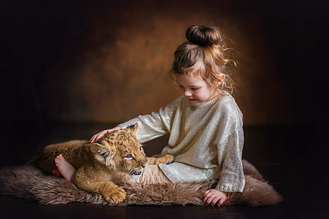 写真、子供、動物の赤ちゃん、カブ、かわいい、女の子、ライオン、小さな女の子、 HDデスクトップの壁紙 HD wallpaper