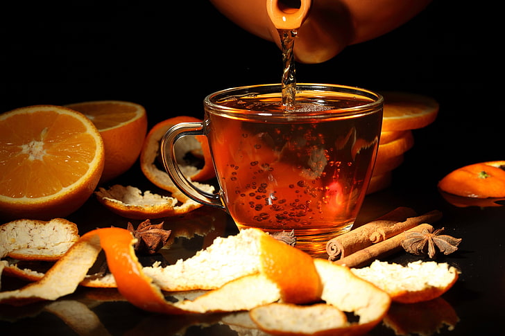 xícara de chá de vidro transparente, fundo preto, chá, folhas de chá, laranja, HD papel de parede