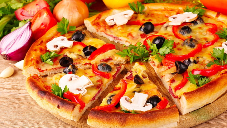 pizza en rodajas, comida, pizza, tomates, cebolla roja, Fondo de pantalla HD