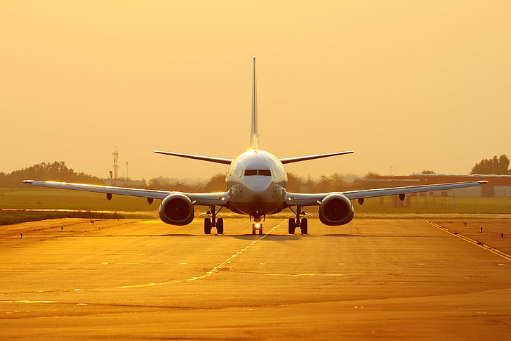 weißes und graues Flugzeug, bei Sonnenuntergang, Boeing, 737, goldener Hintergrund, Vzletka, HD-Hintergrundbild