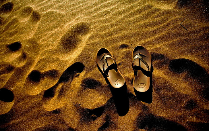Paar braune Flip-Flops, Gold, Schiefer, Sand.Flip-Flops, HD-Hintergrundbild