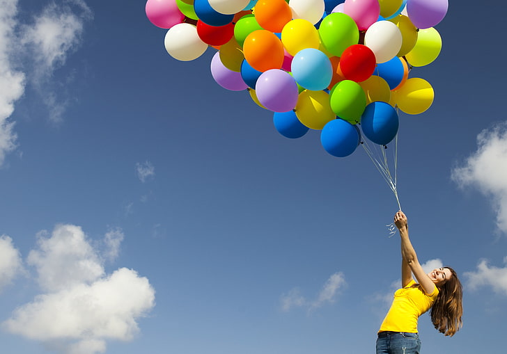 балони с различни цветове, небето, момиче, облаци, радост, балони, позитив, HD тапет