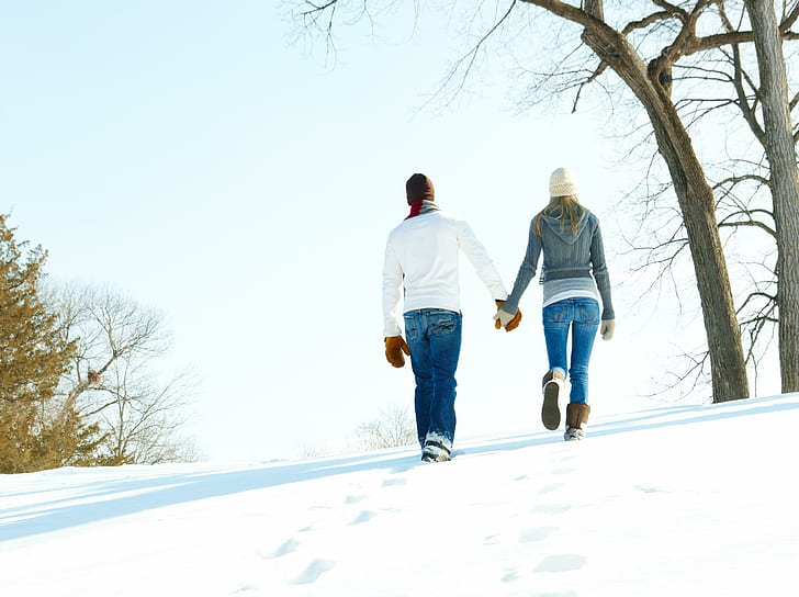 menino, menina, atitude, calor, amor, inverno, neve, luvas, casal andando no campo de neve, menina, atitude, calor, amor, inverno, neve, luvas, HD papel de parede