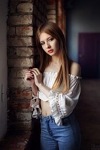 Alina Panevskaya, kobiety, modelka, brunetka, wewnątrz, portret, patrząc na widza, białe bluzki, brzuch, dżinsy, cegły, bokeh, kobiety w domu, DBond, Den Εvdokimov, Tapety HD HD wallpaper
