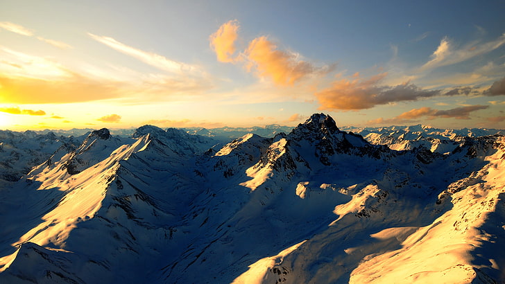 montaña marrón, fotografía de paisaje de montañas cubiertas de nieve, nieve, montañas, paisaje, luz solar, Fondo de pantalla HD