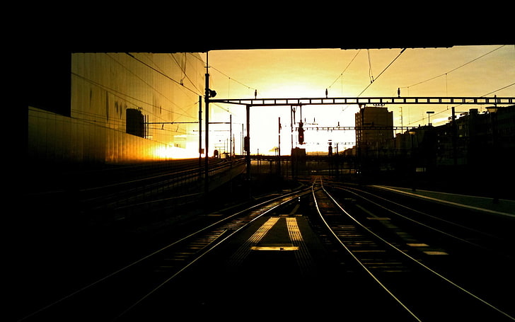 черно-белый зонт от солнца, фотография, железная дорога, город, темнота, закат, HD обои