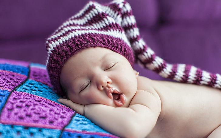Милый новорожденный ребенок спит в шляпе, детская бело-фиолетовая вязаная шапочка, Малышка, губы, мило, смайлик, спит, HD обои