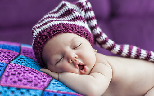 Lindo bebé recién nacido duerme en un sombrero, gorro de punto blanco y morado del bebé, bebé, labios, cara linda y sonriente, durmiendo, Fondo de pantalla HD HD wallpaper