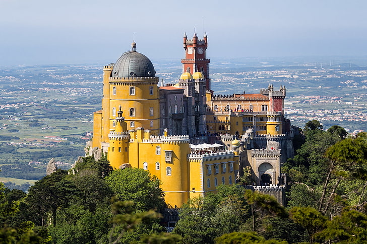 Bâtiment en béton jaune et gris, ciel, château, tour, montagne, vallée, Portugal, le dôme, le palais de Pena, Fond d'écran HD