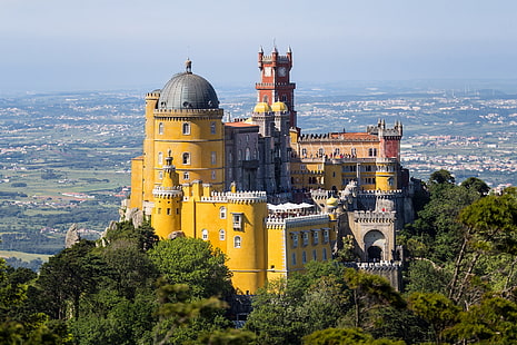 Bâtiment en béton jaune et gris, ciel, château, tour, montagne, vallée, Portugal, le dôme, le palais de Pena, Fond d'écran HD HD wallpaper