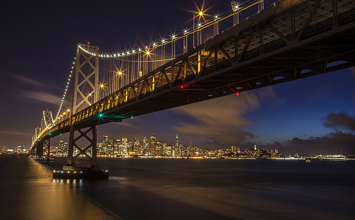 San Francisco Oakland Bay Bridge, czarny most w pełni zawieszony, Stany Zjednoczone, Kalifornia, światła, miasto, noc, zachód słońca, budynki, miejski, most, Oakland, baybridge, sanfrancisco, lighttrails, SanFrancisco, OaklandBayBridge, Tapety HD