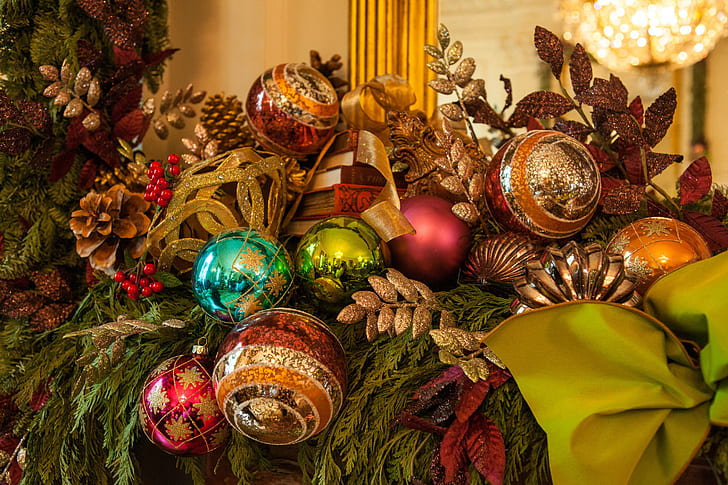 新年の小枝、緑赤と青緑のクリスマスの装飾、カラフル、風船、コーン、小枝、おもちゃ、リボン、年末年始、本、 HDデスクトップの壁紙