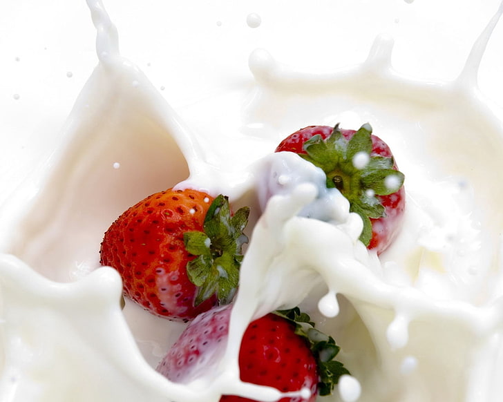strawberry fruits, strawberry, milk, splashes, HD wallpaper
