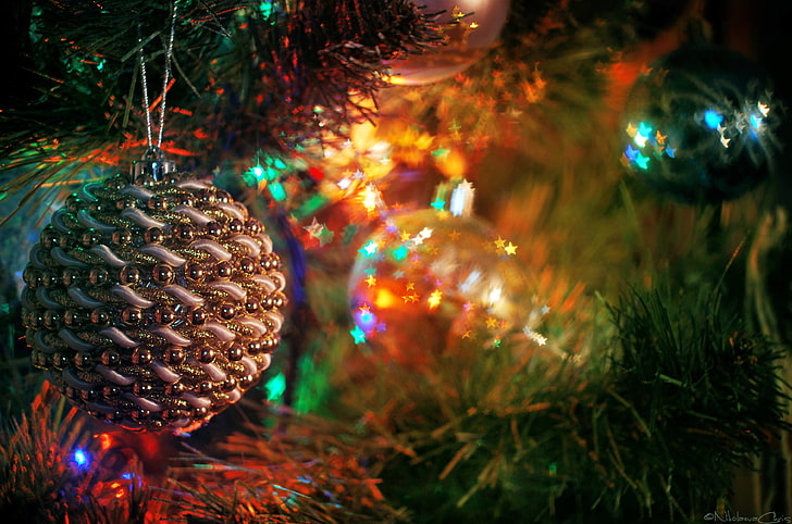 perhiasan Natal abu-abu dan berwarna perak, hari libur, pohon, tahun baru, bola lampu, dekorasi Natal, nastroenie, Wallpaper HD