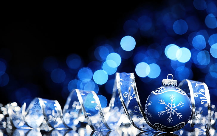 синя и сива лента и дрънкулка селективен фокус фотография, Коледа, Нова година, коледни орнаменти, боке, панделка, HD тапет