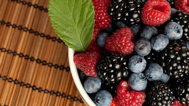 Berries, Plate, Raspberryblackberry, A bilberry, HD wallpaper